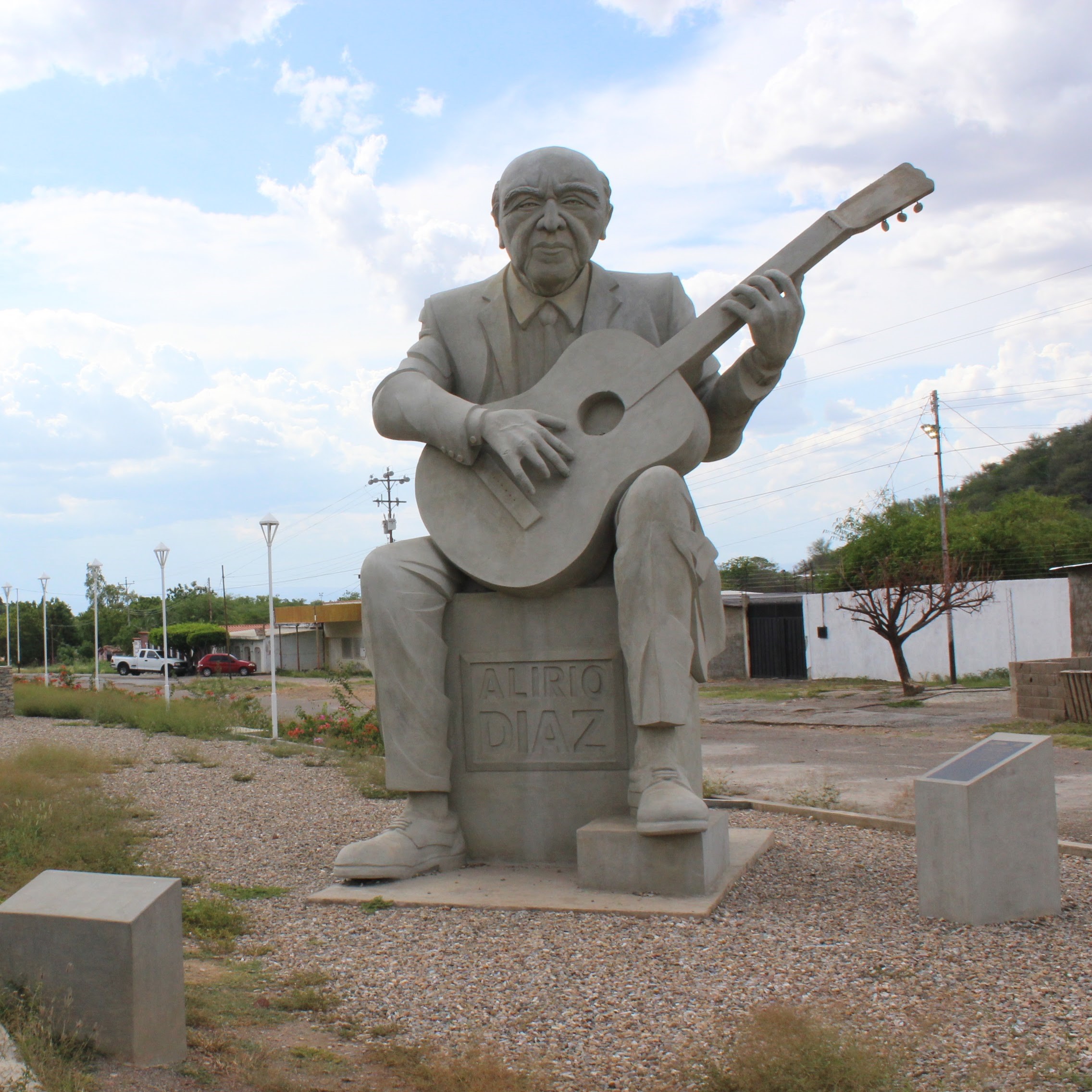 Estatua de Alirio Díaz en la entrada de su natal Carora.